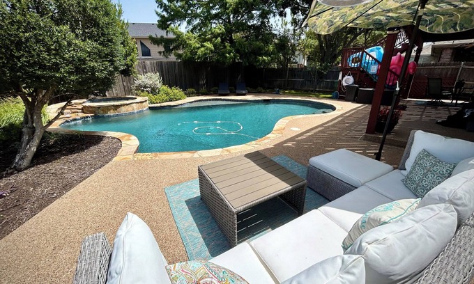 Southeast Arlington House | 2 Story🏡 POOL 🏊🏼‍♀️ HOT TUB Spacious 🐶Friendly Centrally Located KING & Queen Beds