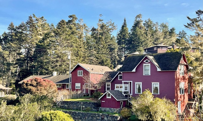Mendocino House | 2-story river-view home with wood fireplace, patio, streaming, hot tub, W/D