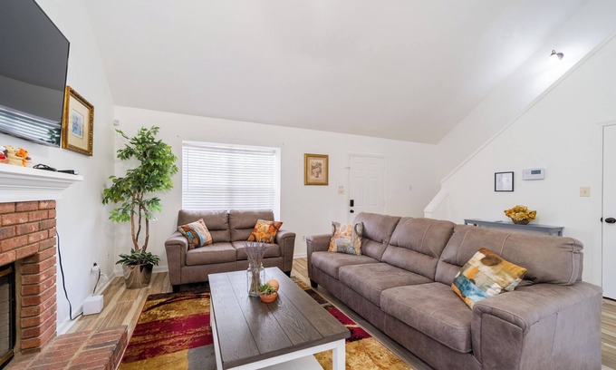 Tallahassee House | 2-Story Townhome 5 Mi. from Capitol/TMH/FSU