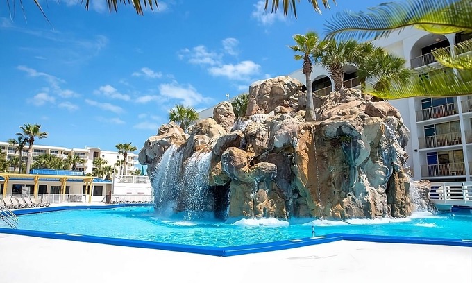 Fort Walton Beach Hotel | 2 Tropical Rooms Near Fort Walton Beach Park! Outdoor Pool Access!