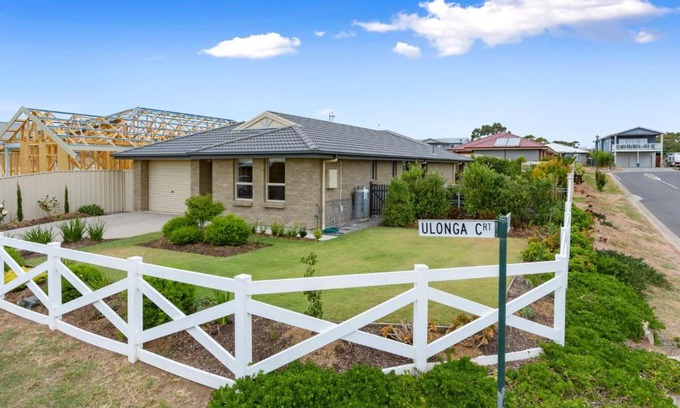 Normanville House | 2 Ulonga Court
