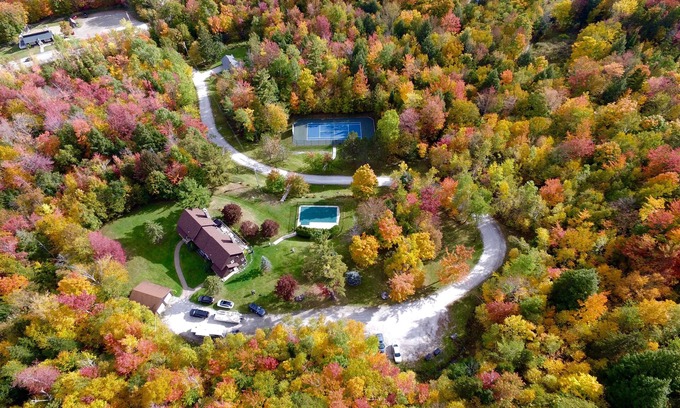 Jeffersonville House | 2 Units (25 people) @ Smugglers Fam-style Chalets - 5 Min walk to the Resort