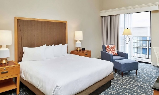 Berkeley Hotel | 2 Units | Golden Gate Retreat | Poolside Stay & Parking near UC Berkeley