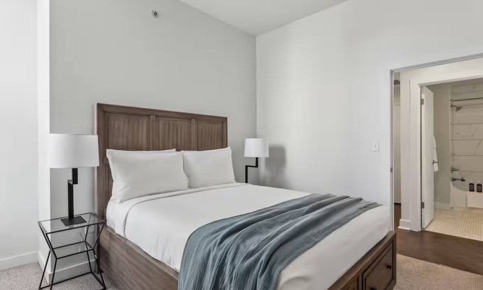 Downtown Pittsburgh Hotel | 2 Units | Modern Getaway w/Kitchen | Close to Cultural District & Museums