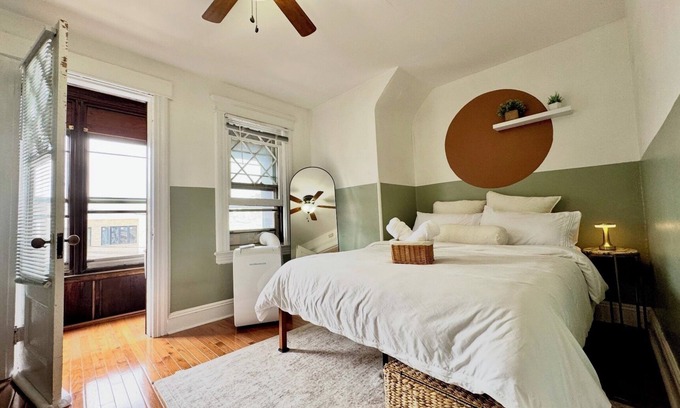 The Heights House | 20 min NYC Modern Private Room Queen Bed Parking