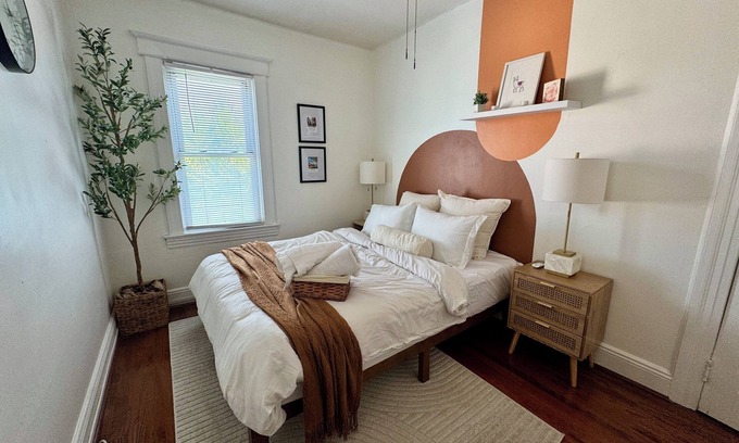The Heights House | 20 min NYC Modern Private Room Queen Bed Parking