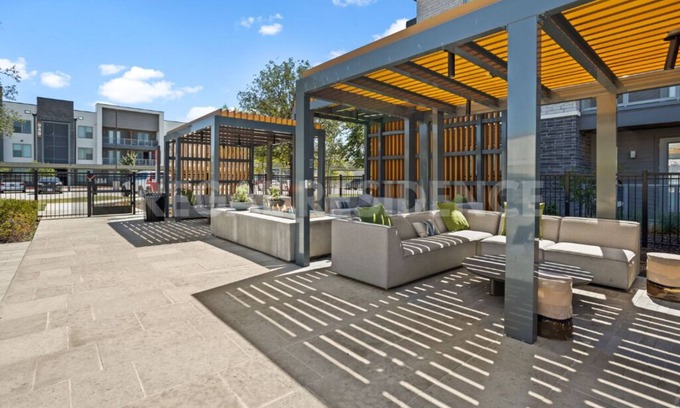 Fort Worth Apartment | 20 min to AT&T | Gym | 2 Beds | 1 King Bed