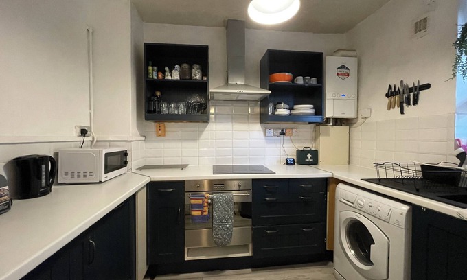 Vassall Apartment | 20 minutes to Central London! Family sized apartment opposite park and shops
