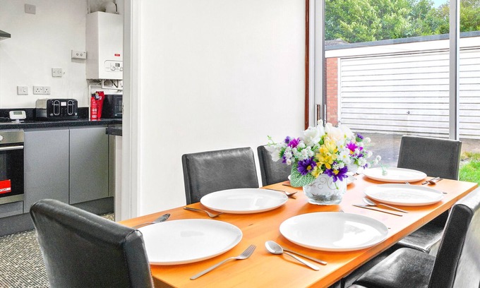 Nottingham Apartment | 20% Off | Featured | 4 Bedroom House | Close Wollaton