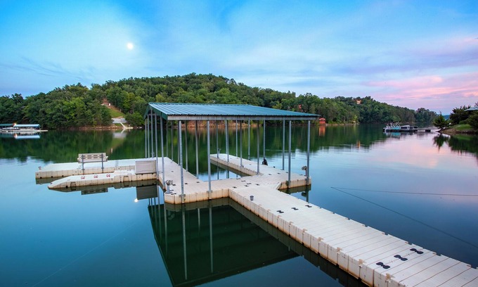 Dandridge Cabin | 20 % OFF Lakefront, Dock, Hot Tub, Game Room