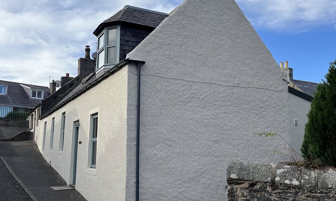 Portsoy Cottage | 20 SOUTH HIGH STREET, family friendly, with open fire in Portsoy