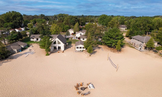 Oscoda Resort | #20 Thomas' Parkside Cottages. Walk-out to private deck/beach on Lake Huron