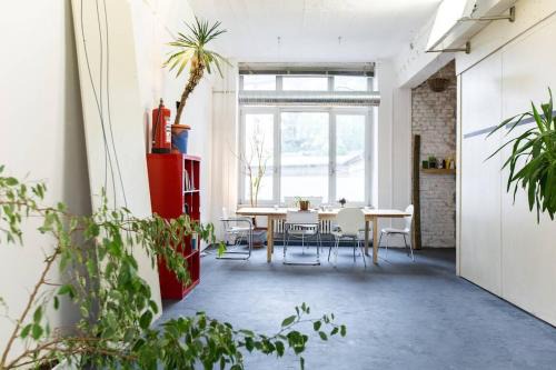 Moabit Apartment | 200 qm LOFT am Fluss für Freunde und Familien !