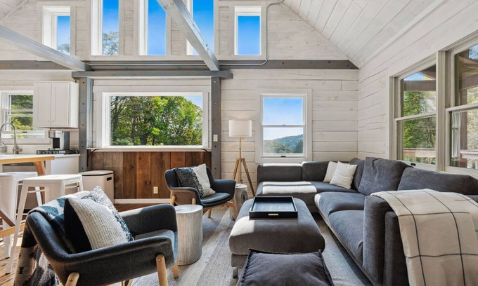 Woodstock House | 200ac, Views! 10min to Town - Scenic Ridge Retreat