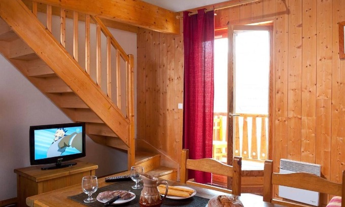Saint-Sorlin-d'Arves Apartment | 200m from ski slopes, fitness, swimming pool, terrace, balcony, parking, 40-45m²