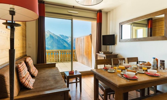 Pla d'Adet Apartment | 200m from resort center, fitness, swimming pool, sauna, hammam, balcony, parking, tv, ski locker