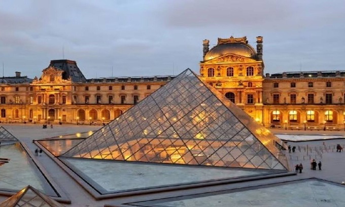 Palais-Royal Apartment | 200M2-LIVE LIKE OLD FRENCH ROYALTY IN THE HEART OF LOUVRE