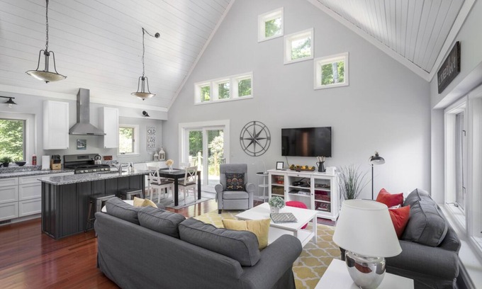 Cedar House | 2025 availability- BOOK NOW! - central location - modern rental!