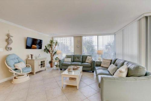Holiday Isle House | 2031-Shoreline Towers Beach Vacation Condo Free Beach Setup