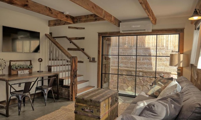 Castle Rock House | 208 Cantril Street