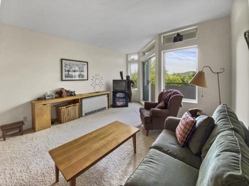 Warren Apartment | 208 Village Gate condo