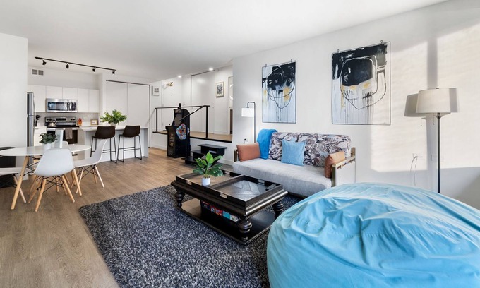 Rush and Division Apartment | 20th Floor Lux Apt w/Rooftop Pool Steps from Lake