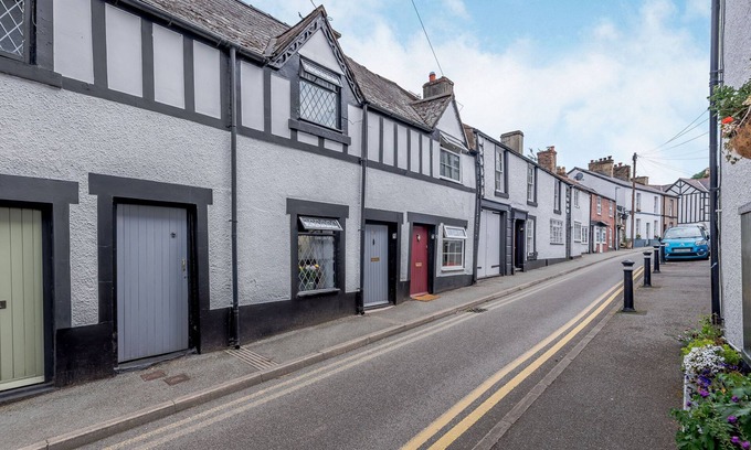Llangollen Cottage | 21 CHURCH STREET, pet friendly, country holiday cottage in Llangollen