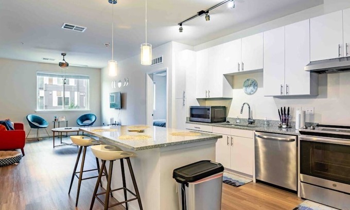 Downtown Baltimore Apartment | 210 · King Bed|🧑‍🦽accessible|UMMC|Free parking|We love 🐕🐈