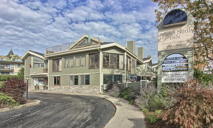 Charlevoix House | 212 Pointes North Inn