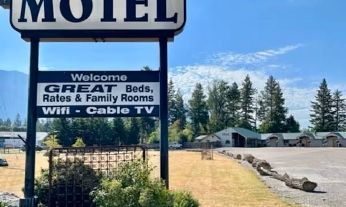 Columbia Falls Hotel | #22- 2 QUEEN BEDS with WiFi and AC in charming Columbia Falls 20 mi to GNP