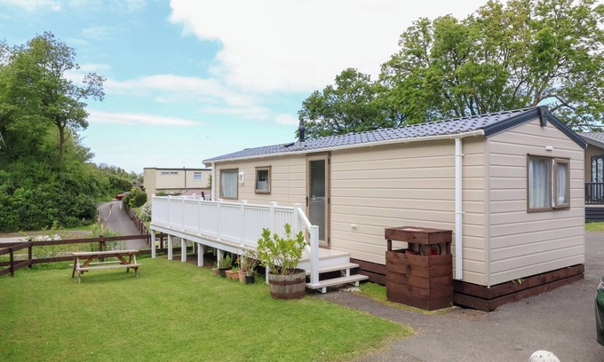 Combe Martin Cottage | 23 MANLEIGH PARK, pet friendly, with a garden in Combe Martin