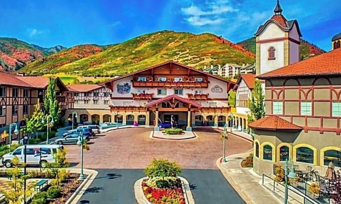 Midway Hotel | 231 4-Star Zermatt Resort Double Queen Suite