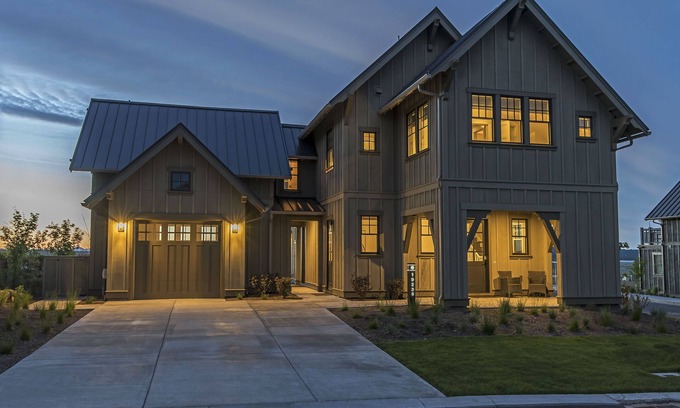 Bend House | 24-hr staff ~ Group friendly ~ close to nature + downtown ~ wifi ~ W/D ~ Bend