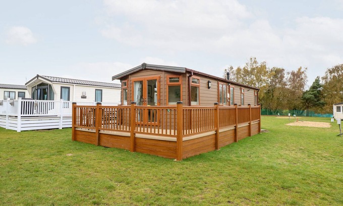Hopton Cottage | 25 FOXBURROW HANG, pet friendly, with pool in Belton, Norfolk