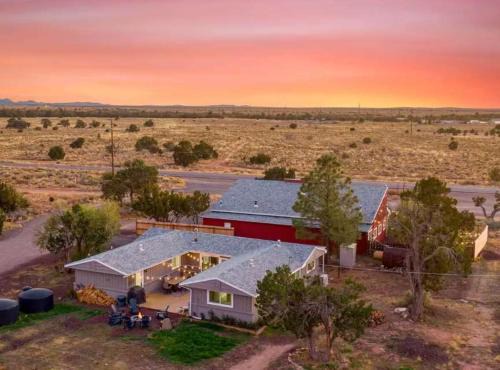 Valle House | 25 Min to Grand Canyon Shuffleboard Fire Pit