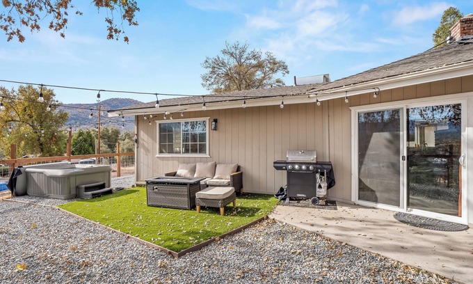 Oakhurst House | 25 Mins to Yosemite - Hot Tub - BBQ - Walk to Town