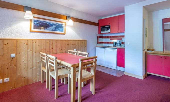 Plagne 1800 Apartment | 250m from ski slopes, floor -2, view mountain, swimming pool, balcony, ski locker, 34m², La Plagne