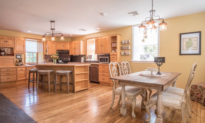 Pequea House | 250yo Stone House - Stargazing, Fireflies, Streams, and room to Run!