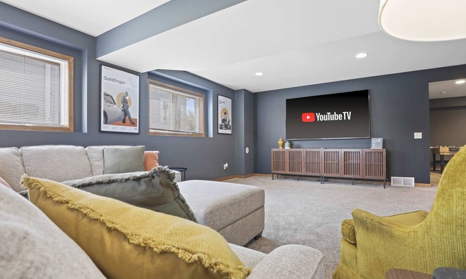 Stoughton House | 25min to Capitol - Groups - KING Suite - Game Room