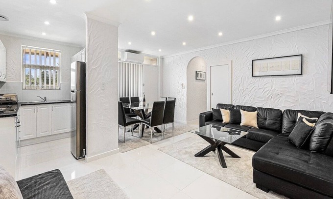 Glenelg South Apartment | 26/3 Broadway, Glenelg South · 50m to Beach+Balcony | Parking WiFi King Airport