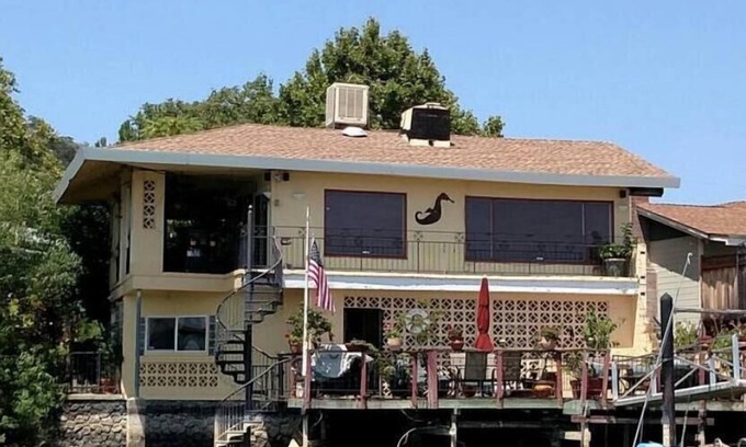 Clearlake Park House | 2600sf Lakefront Home with Dock, Spa, Kayak and SUP. 3 Bdrms, 3 baths - 7 beds