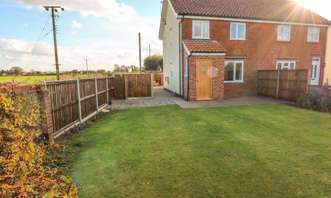 Irstead Cottage | 27 WHITEGATES, pet friendly, with a garden in Ludham