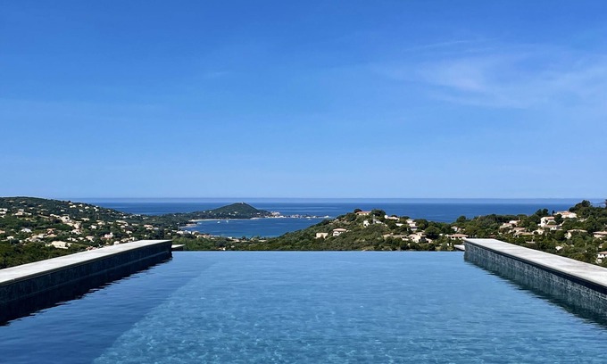 Pietrosella Villa | 270m², 5 Bedrooms with shower romms and a swimming pool