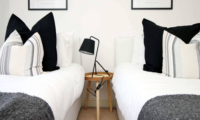 Newport Apartment | 28 Alicia New Way by Mia Living (2 bedroom apartment with free street parking)