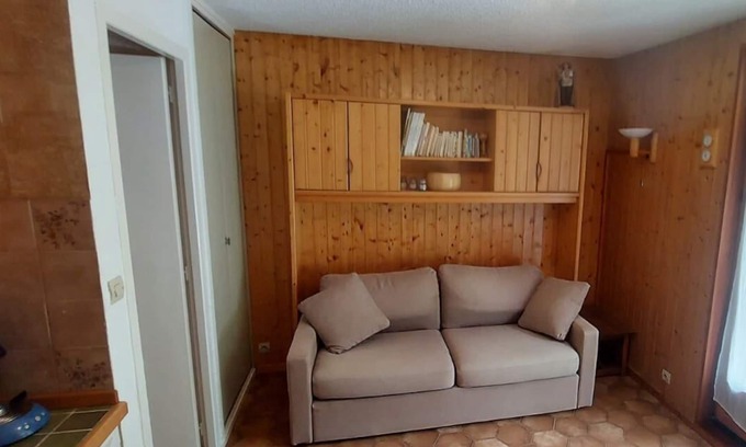 Valloire Apartment | 280m from ski slopes, balcony, parking, tv, ski locker, 24m², Valloire