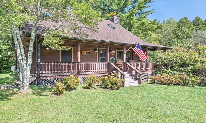 Hemphill Heights Cabin | 2BD 2BA Cozy Log Cabin, Easy Paved Access, View, Gas Log, Hot Tub, Wifi Pond