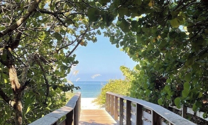 Vanderbilt Beach Condo | 2bd 2bth Vanderbilt Beach 4 min to Beach-14 day rentals starting April 1- Dec 30