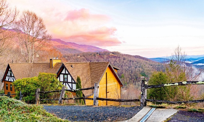 Burnsville Cabin | 2bd Chalet w/ Big Views of Pisgah National Forest!