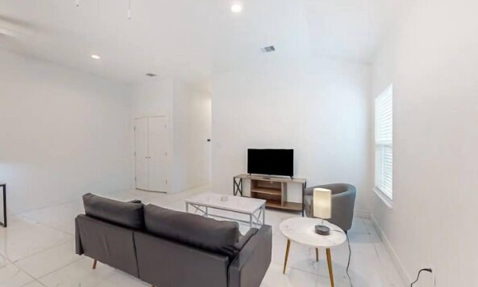 Central City Apartment | 2BD-RemoteWork-Extd Stay Discounts-PetsOK-Central