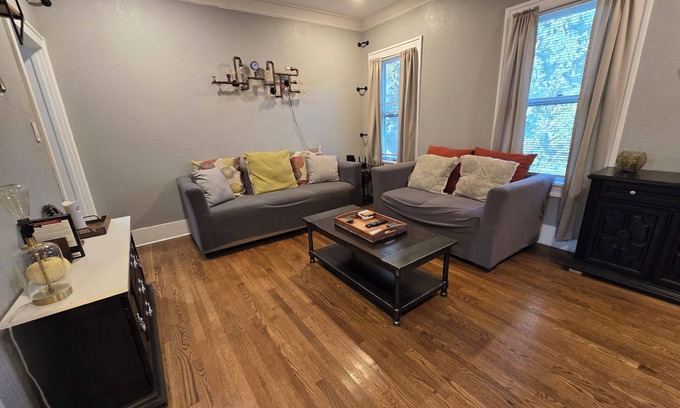 Tobin Hill House | 2BDR Pearl near the Pearl- Dog Friendly